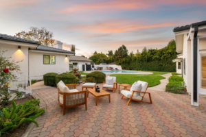 How to Create a Comfortable Outdoor Living Space With the Right Patio Furniture