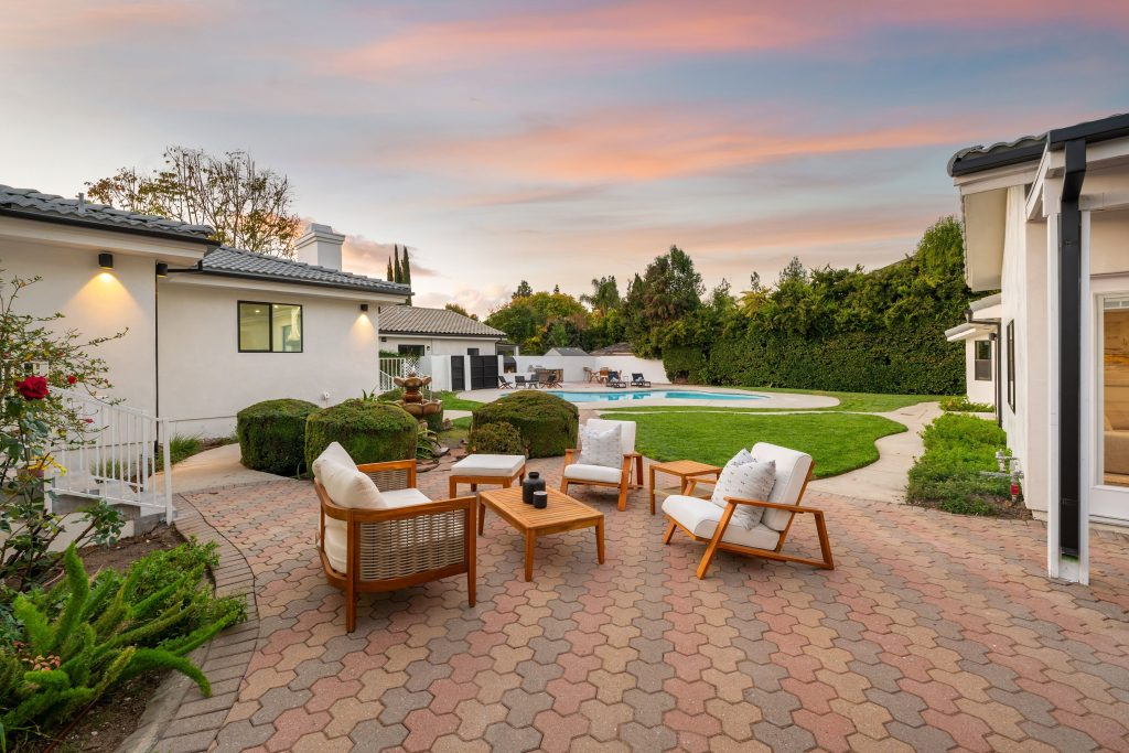 How to Create a Comfortable Outdoor Living Space With the Right Patio Furniture